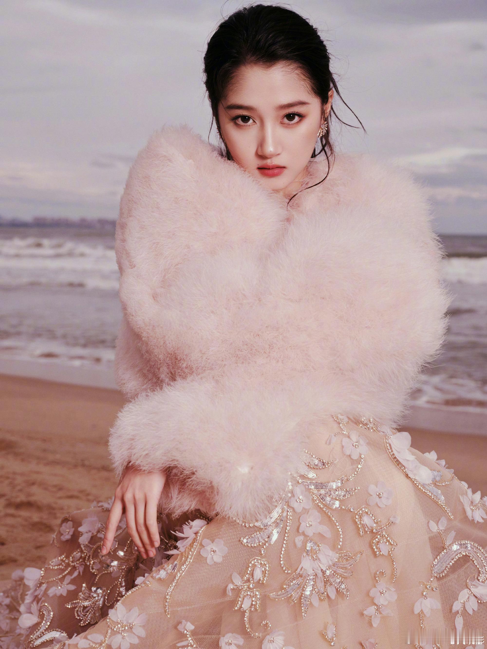 关晓彤 × ELLE风尚大典 哇哦，好美的彤姐！受邀出席ELLE风尚大典活动，关