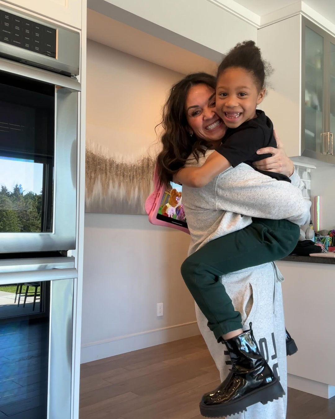 两位可爱宝宝和外婆[照相机][照相机]#安德鲁维金斯[超话]##金州勇士[超话]