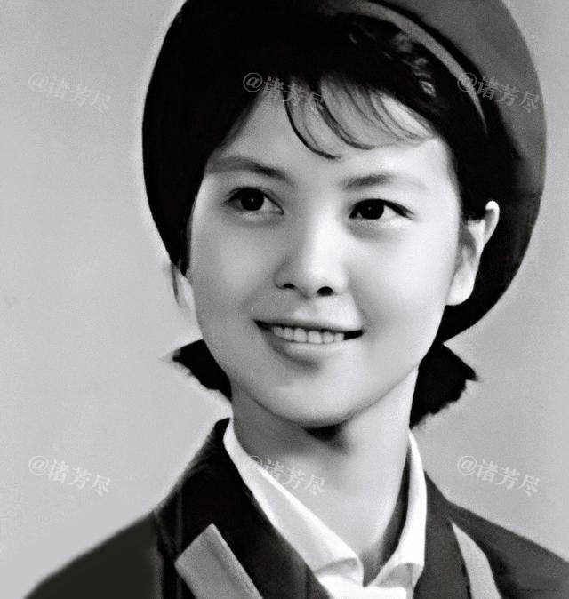照片中这位漂亮的女兵名叫张伟欣，是女演员李小璐的母亲。尽管这张照片经历了半个世纪