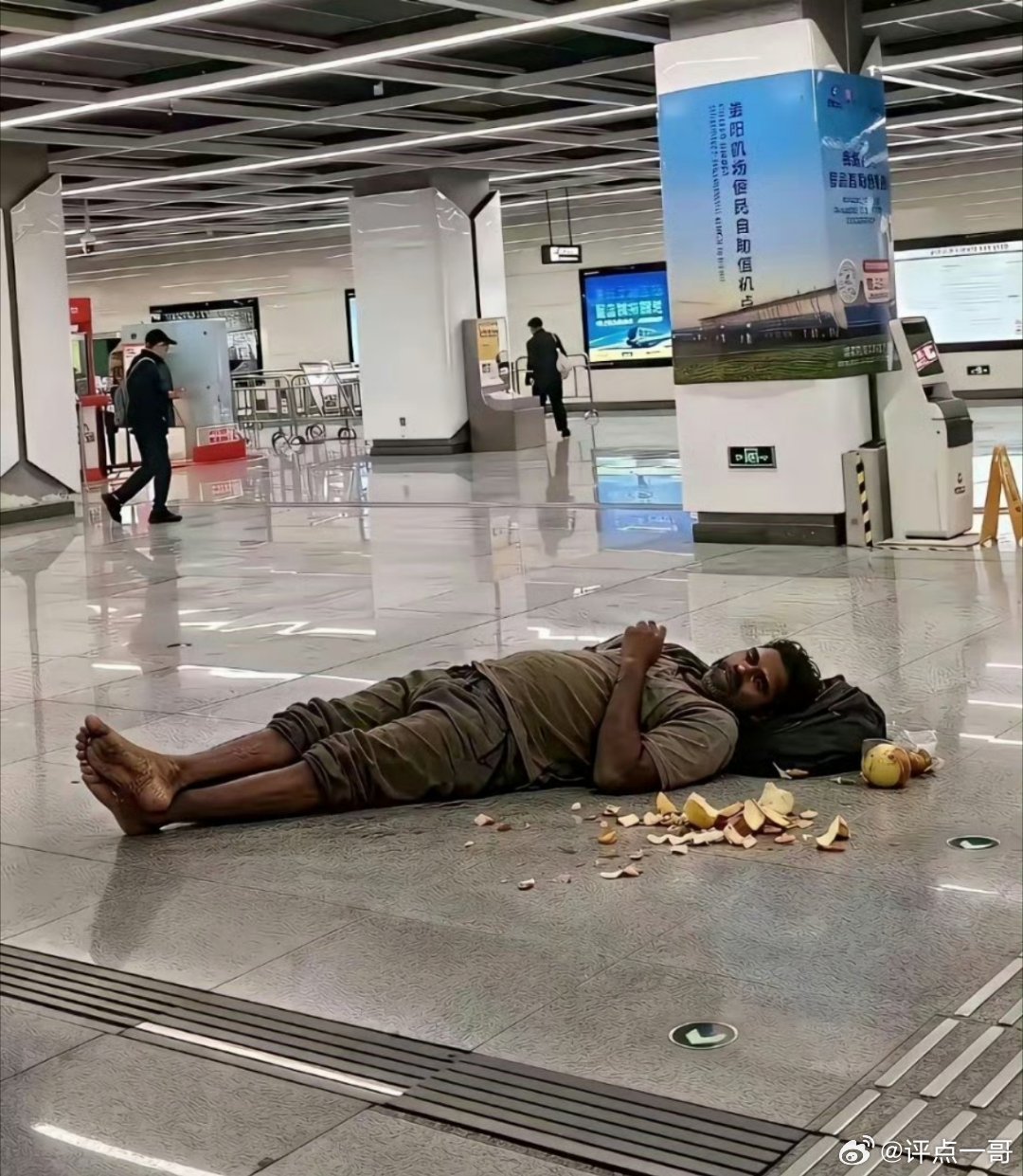 网传国内某场，一名高度疑似印度阿三哥，头枕挎包，赤着脚丫子，酣睡在机场地板上，满