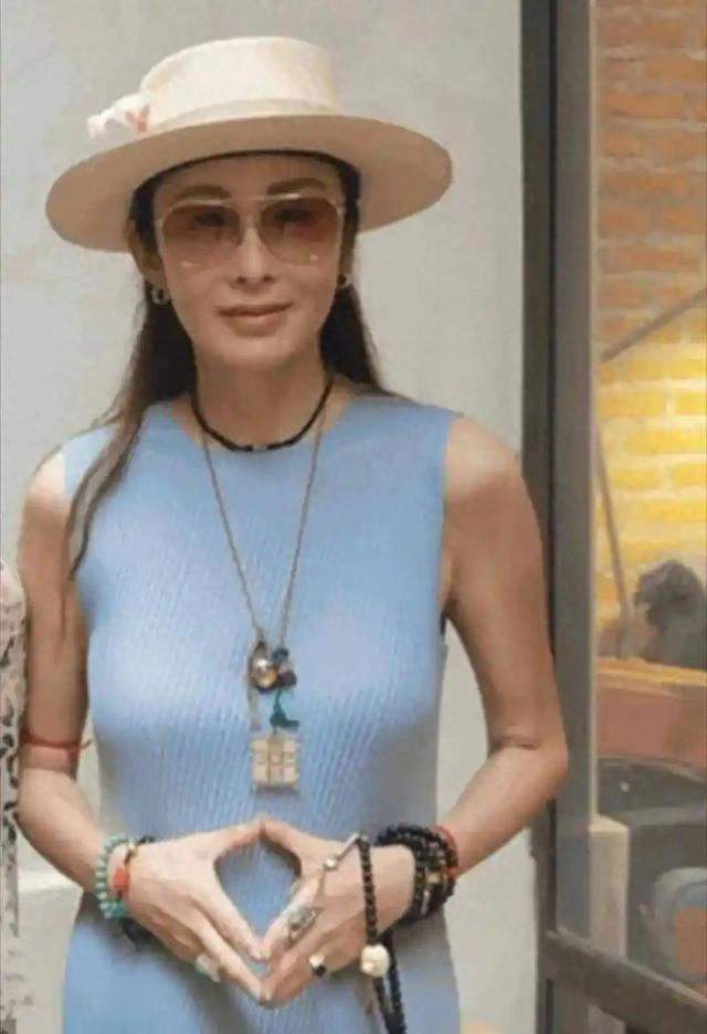 拒医美不遮皱纹！张敏58岁近照流出，这才是明星老去的天花板
