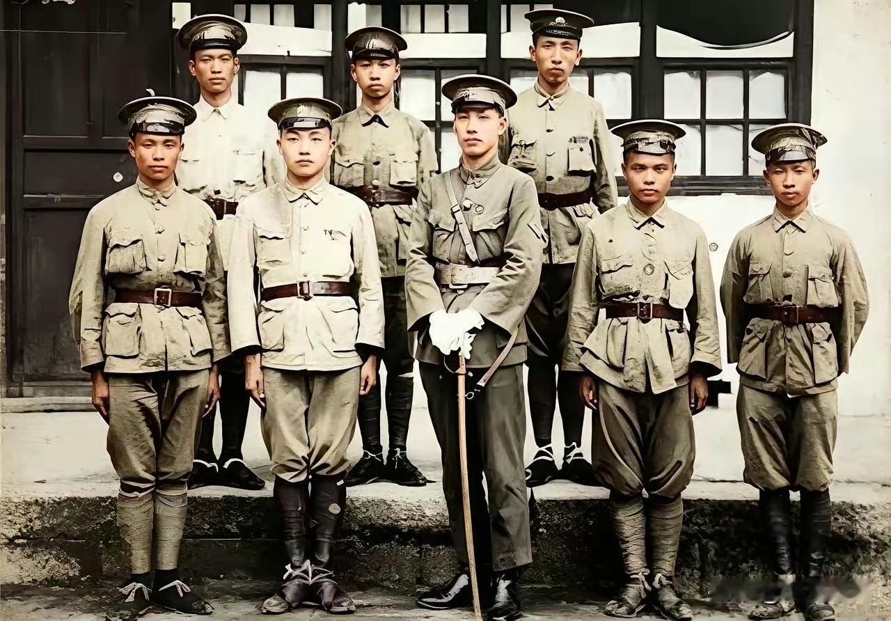 1925年9月6日，蒋介石与黄埔二期7名优秀毕业生的合影。
中间戴白手套的是蒋介