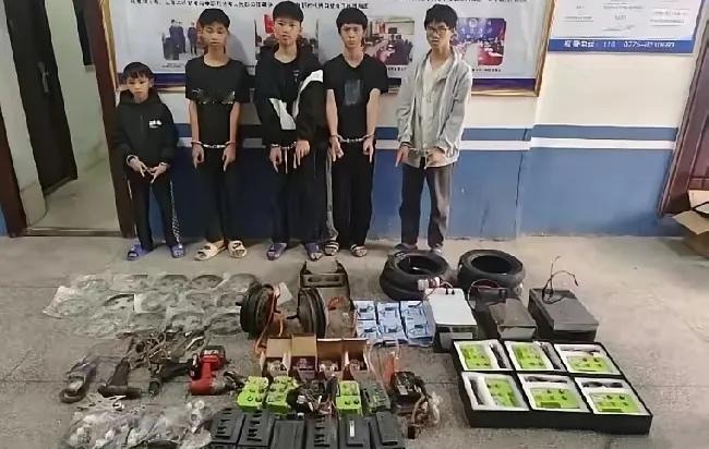 你能想象吗？那个在周边小有名气的“偷电瓶小队”，居然被警方一锅端了！这消息一传开
