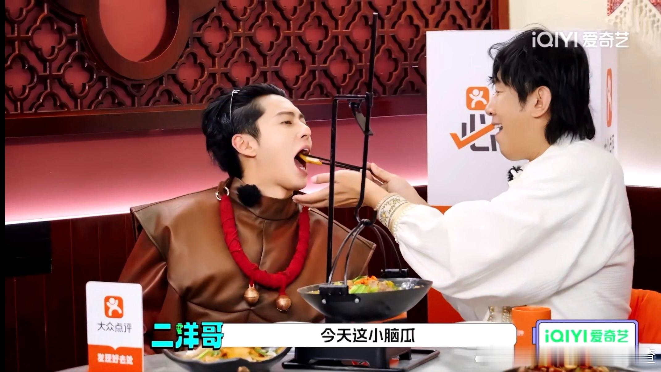 王鹤棣叫于洋主人救命！王鹤棣你是有点综艺牛在身上的！败北后喊于洋主人求投喂，这波