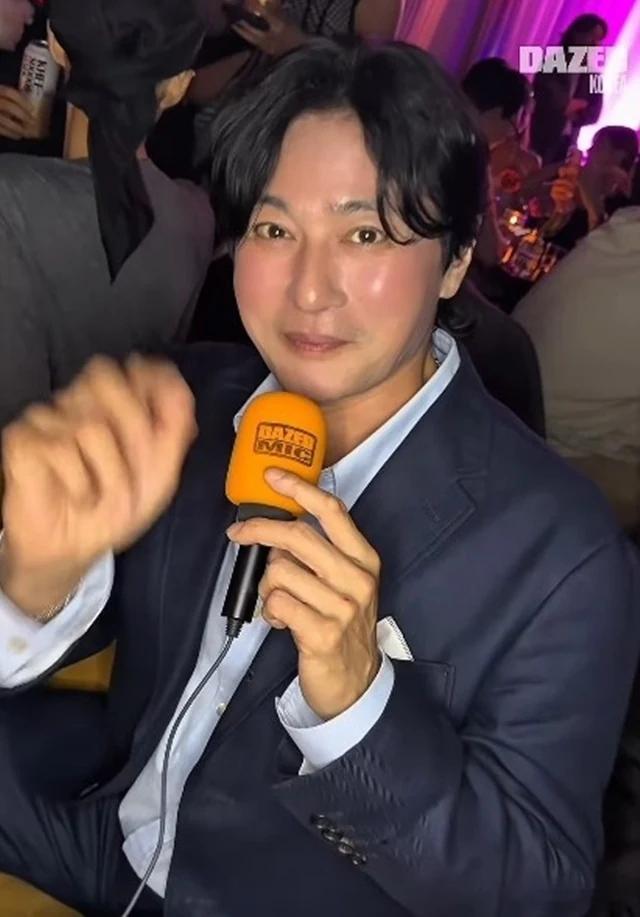 近日，久违出席公开活动的张东健现身，评论表示“差点认不出来~” 