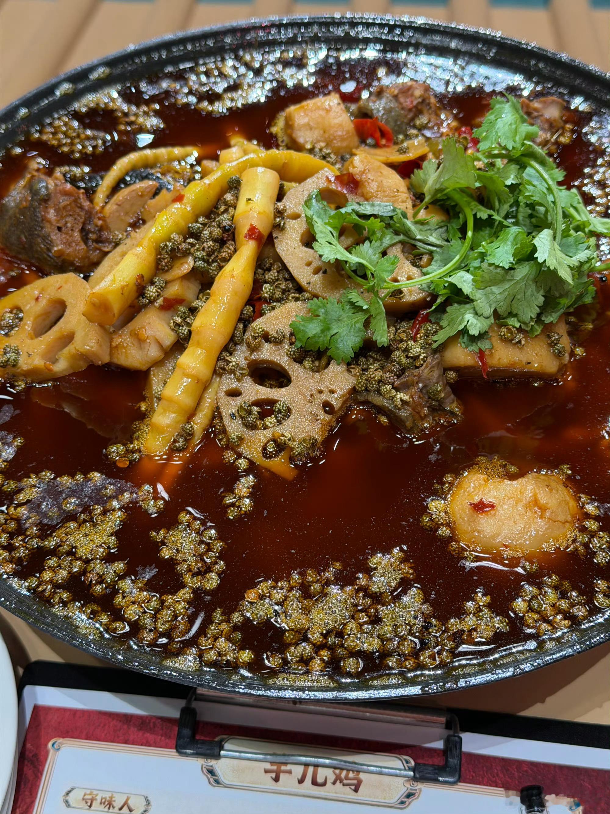 美食节目嘉宾逼得导演去偷饭家乡美食大赛制片人爆料，几位嘉宾录节目配着湘菜，两顿干