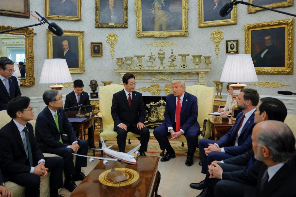这是美国对韩国赤裸裸的抢劫！
韩国总统李在明在8月份与美国总统特朗普会晤，期间韩