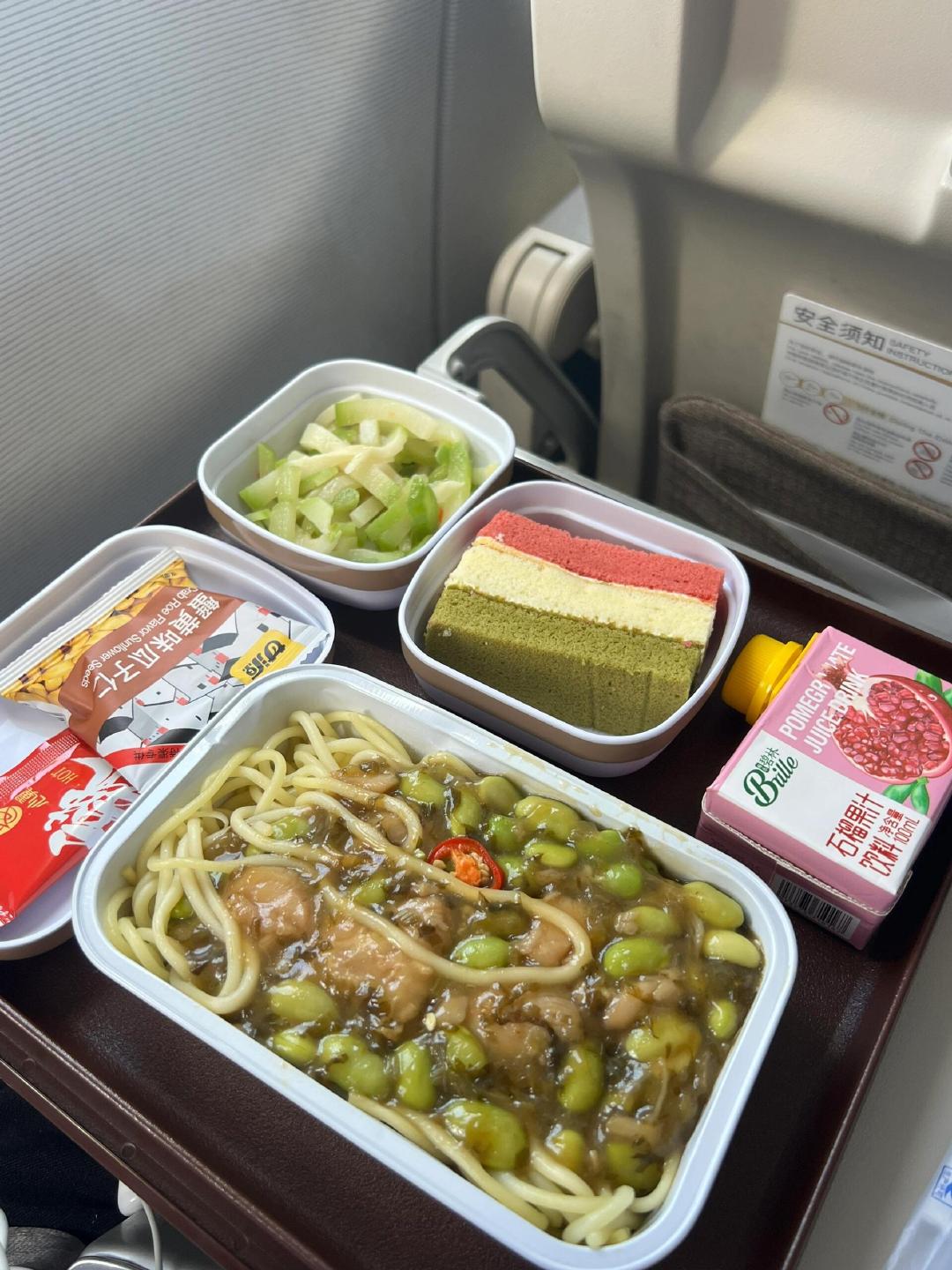 【多家航司回应取消免费餐食】多家航司推出付费定制飞机餐据媒体报道，近日，多家航空