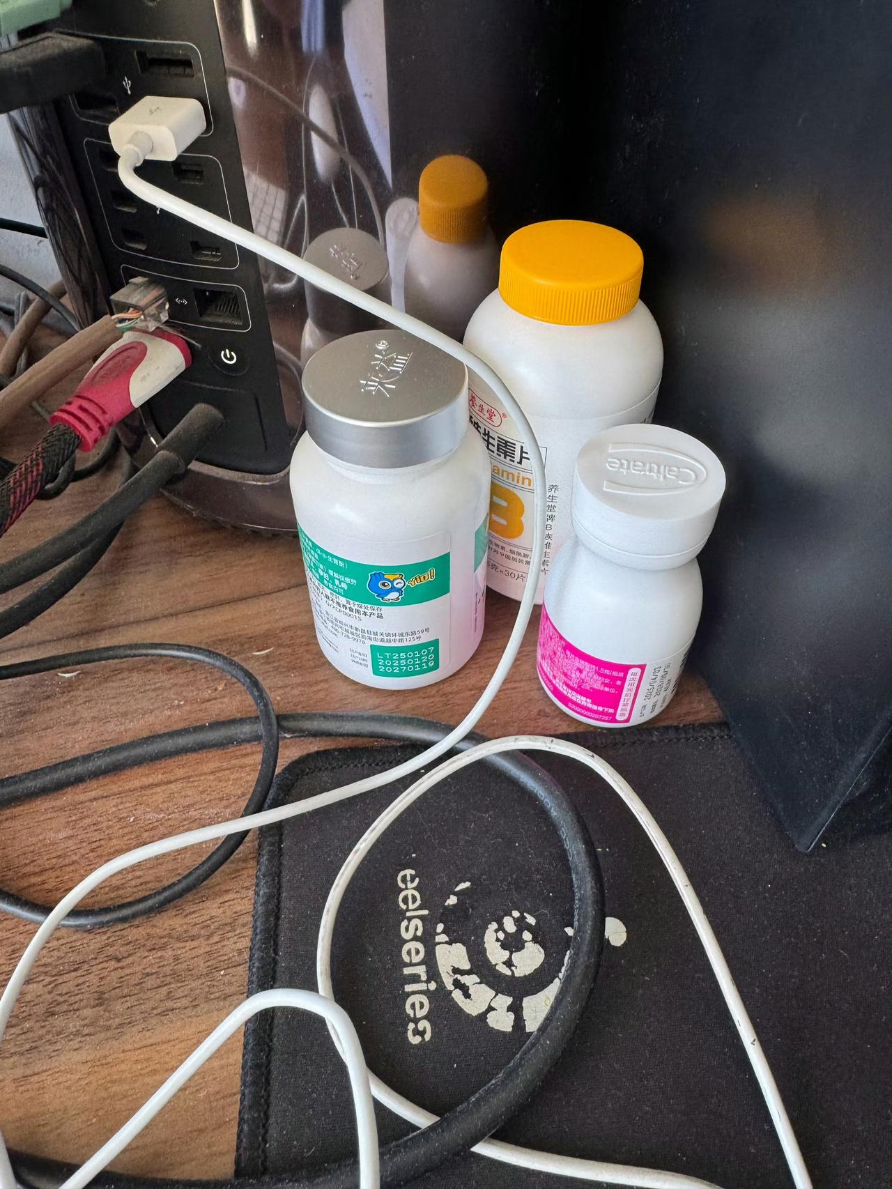 大多数中年人桌子上都有一些小瓶瓶，展示一下你的。