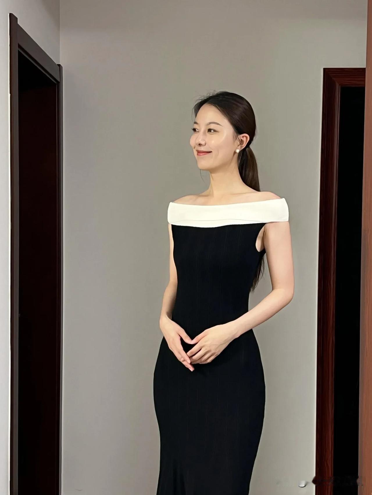 优雅与智慧：气质美女室内摄影写真（55）