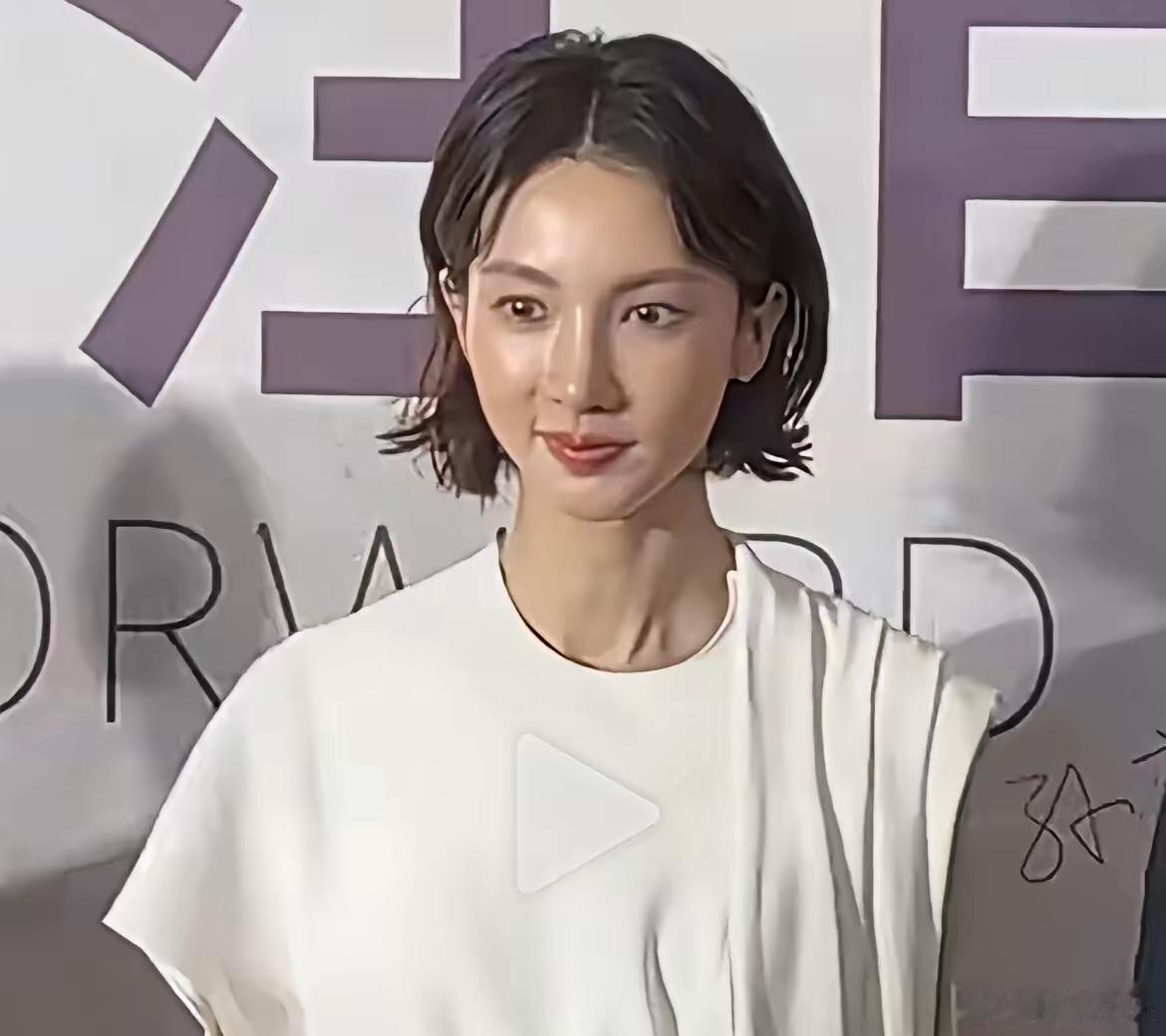 这是拍摄角度问题吗？金晨怎么看着嘴歪眼斜。