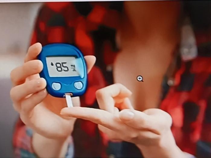 血糖升高和睡觉还真有关系，糖尿病人睡前可得注意，有三件事千万别做。
一是别大量进