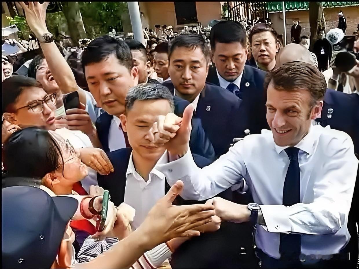 法国来中国访问，明年英国和美国也要来，说明中国目前在世界地位举足轻重，再现了“大