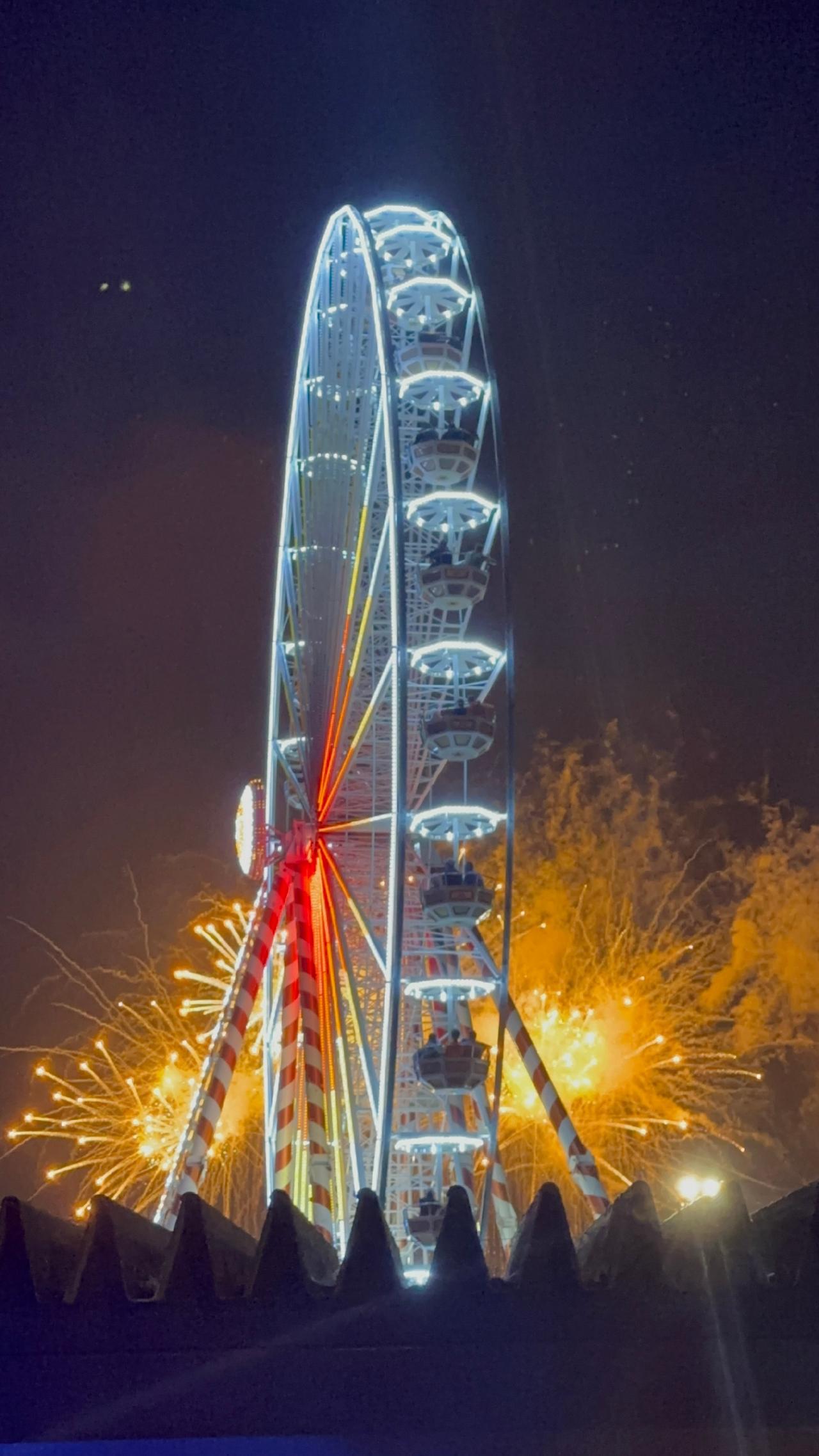 雨夜的勒芒
烟花开在摩天轮旁
真的，也太浪漫了吧🎡【来自懂车帝车友圈】