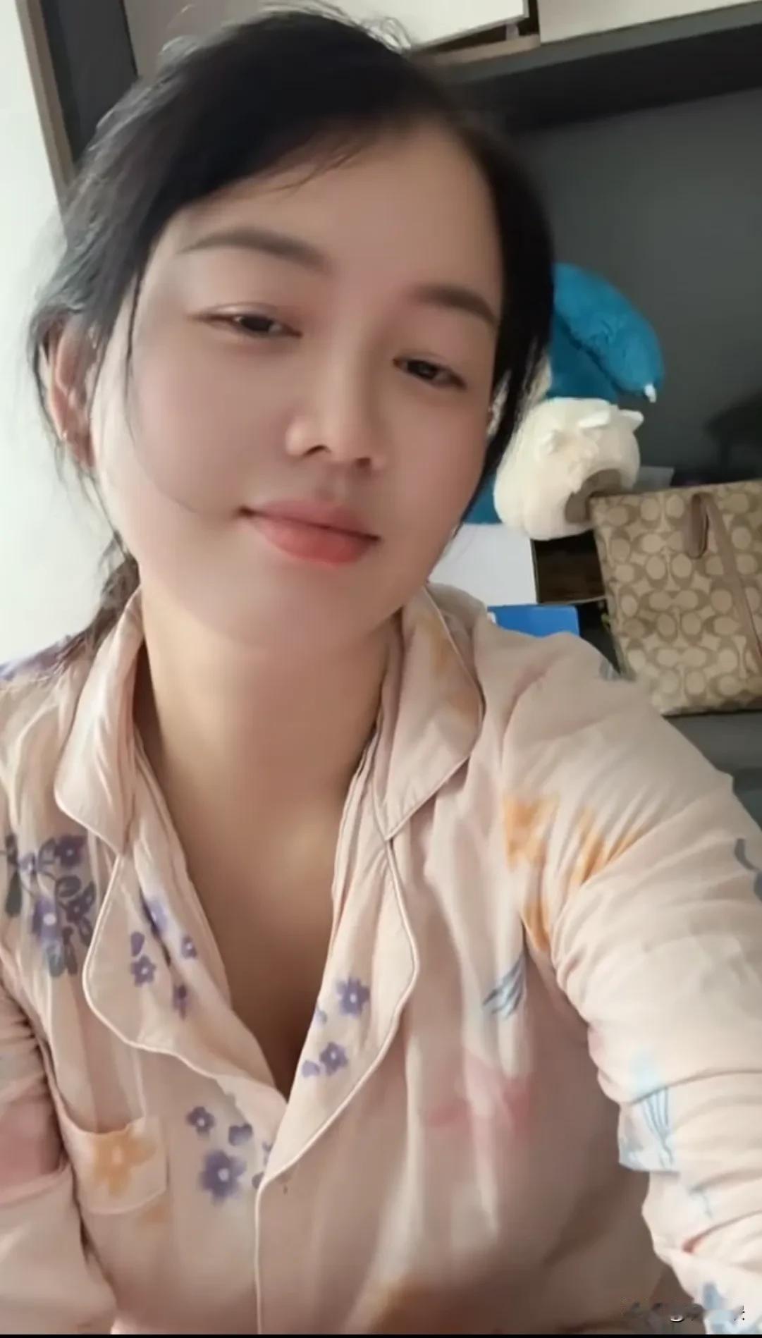 即使是睡眼惺忪，也不耽误，光彩照人。