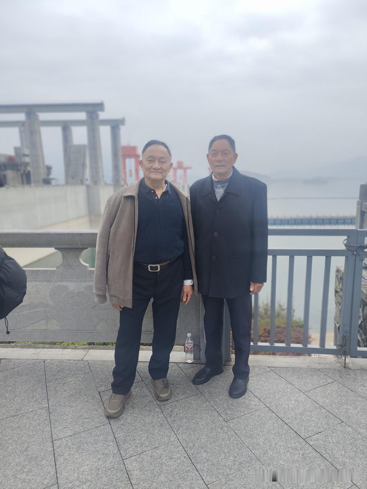 (暮年续)七律，《自咏》
耄耋之年又一程，
撰文码字伴阴晴。
敲诗漫效先贤韵，