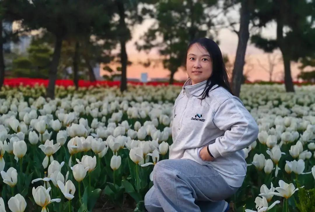 聊城一个爸爸连生俩闺女，被亲戚围着催生三胎。
他和媳妇扛不住，干脆把房子退了，带