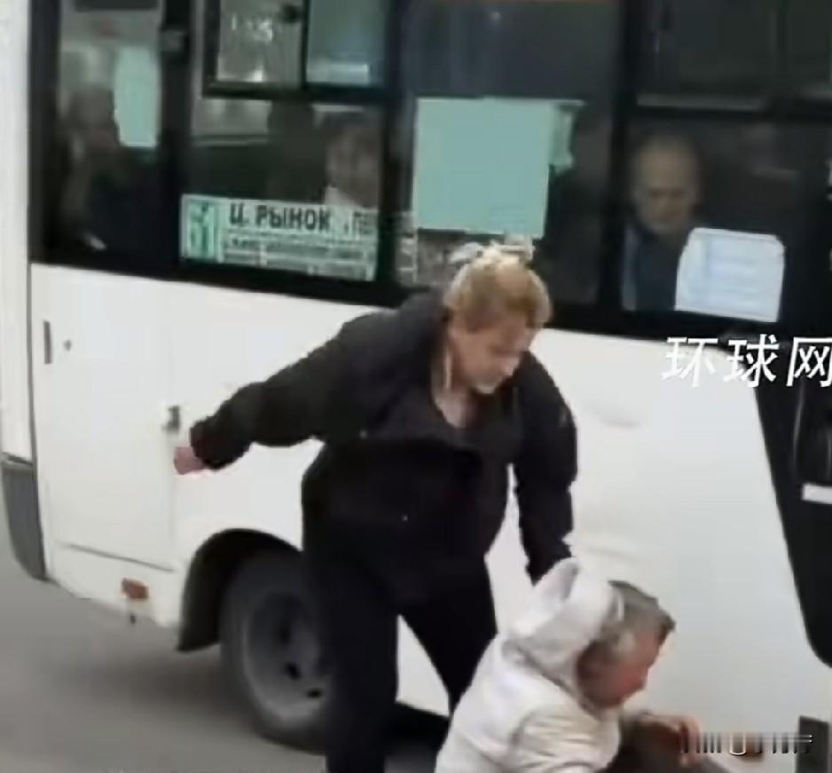 俄罗斯这名女子火了，
不是因为她漂亮，
也不是因为她直播，
而是她对一名男子动手