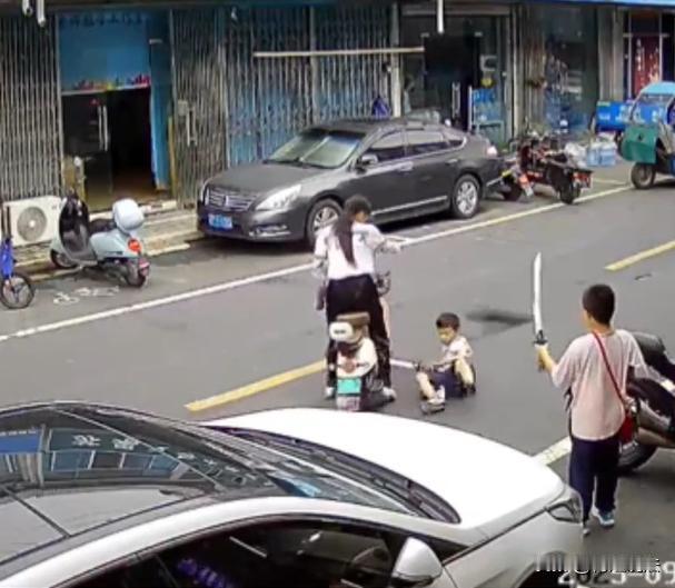 苏州，一位小男孩，跟自己的同伴在大街上玩“抓小偷”游戏。自己在前面跑，同伴在后面