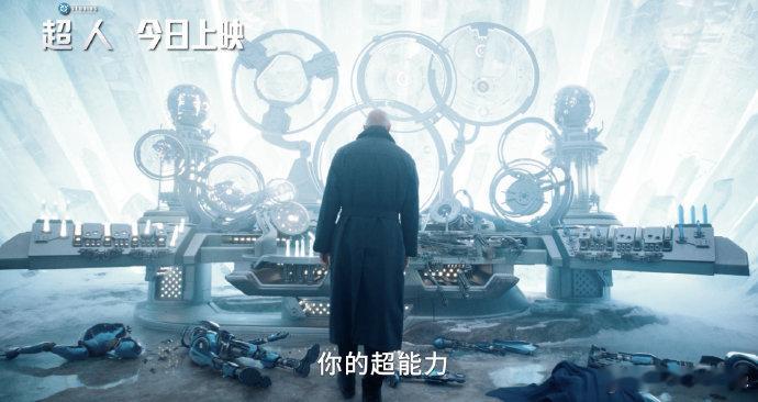 超人，于世界孤立中坚守，孤独虽为强者必修，却令人心疼。真正的英雄，永不言弃，那孤