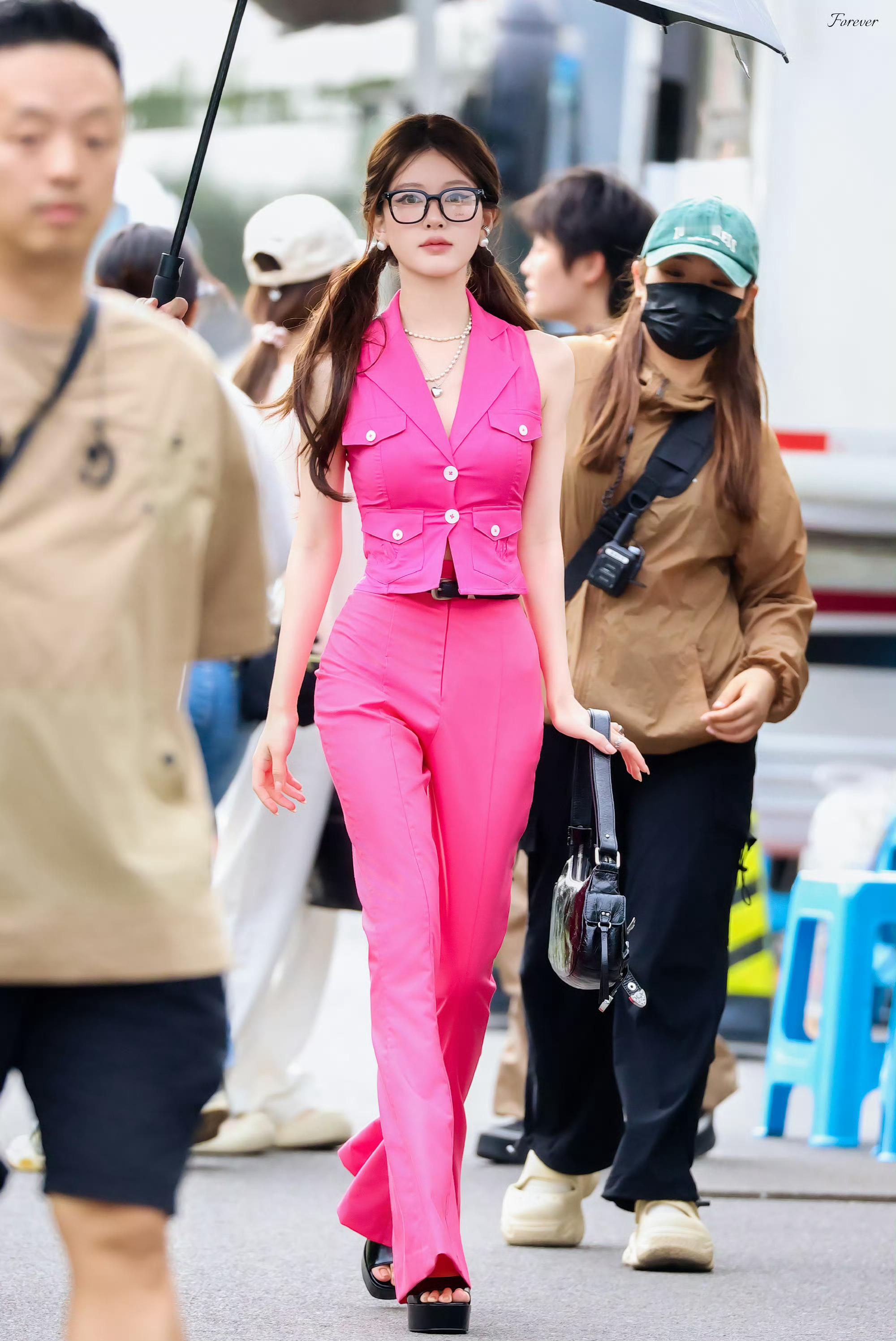 #赵露思芭比粉套装##赵露思荧光粉套装#漂亮的芭比粉套装 ​​​