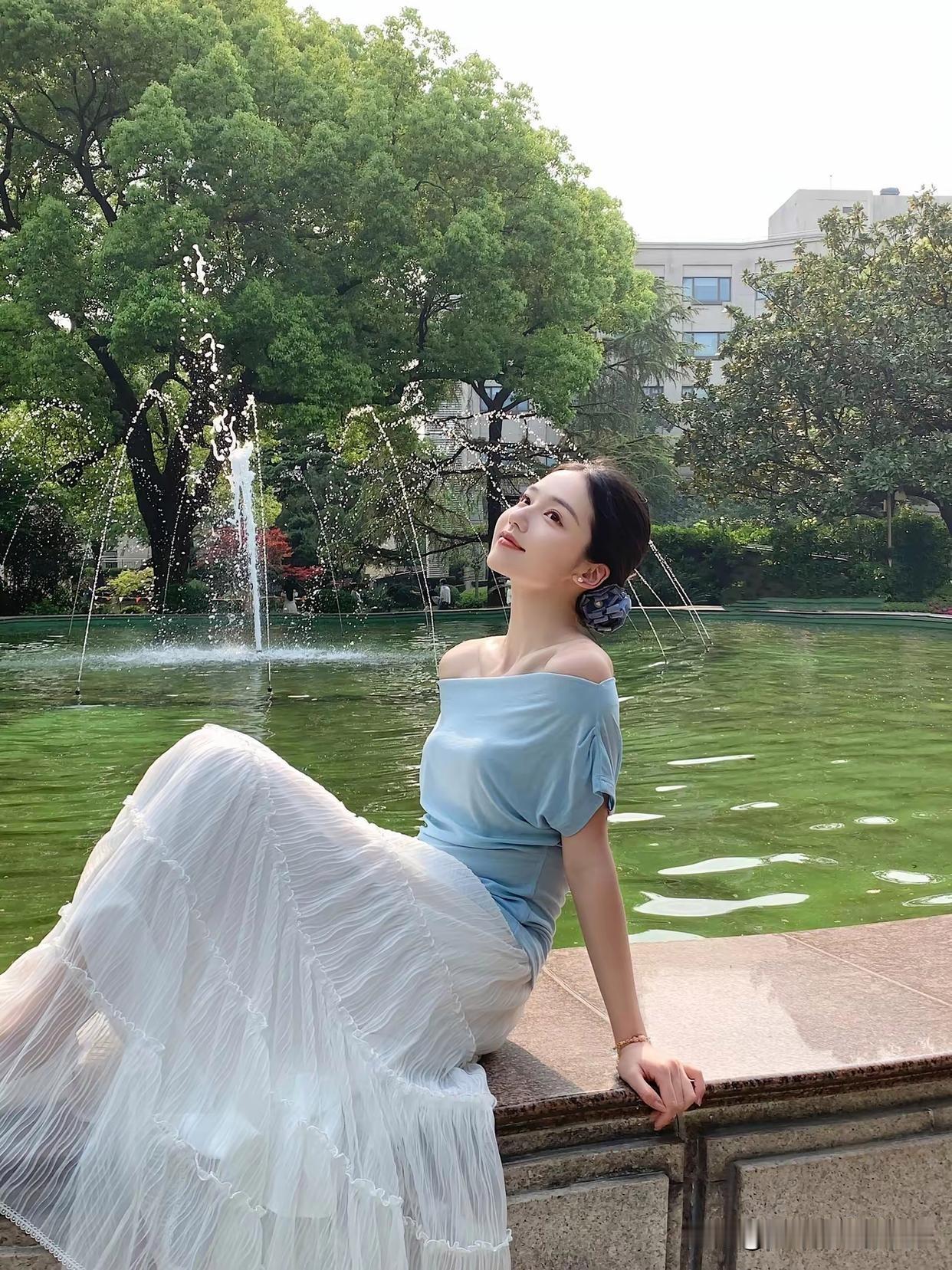 女人如何穿出含蓄的性感? 秋日暖阳下，优雅漫步在绿意盎然的公园中。