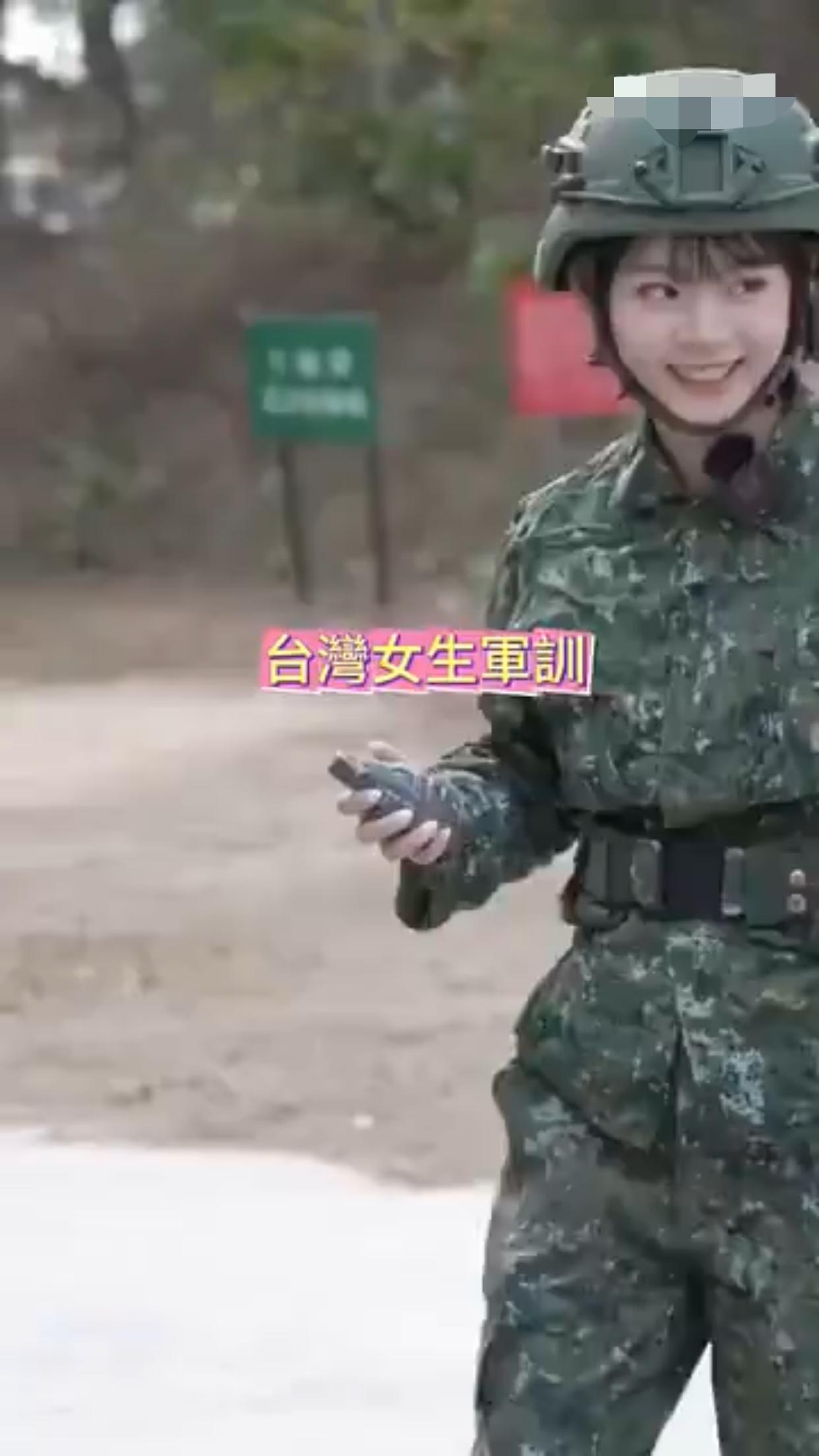 台湾女生军训，模拟扔手雷，抛投的距离不是太远。