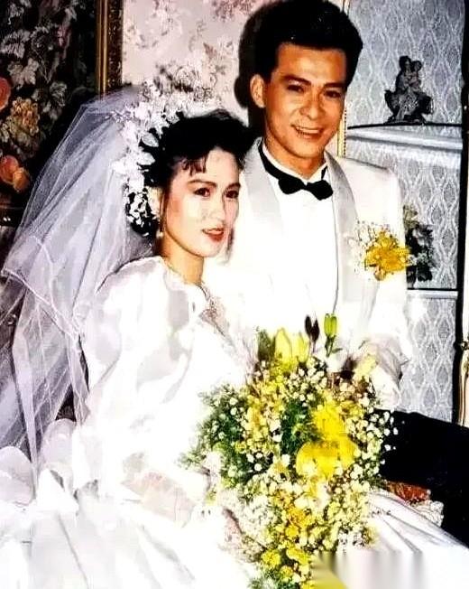 演员黄日华，当年靠着在荧幕里演大侠郭靖火遍大江南北，但在现实生活里，他却干了一件