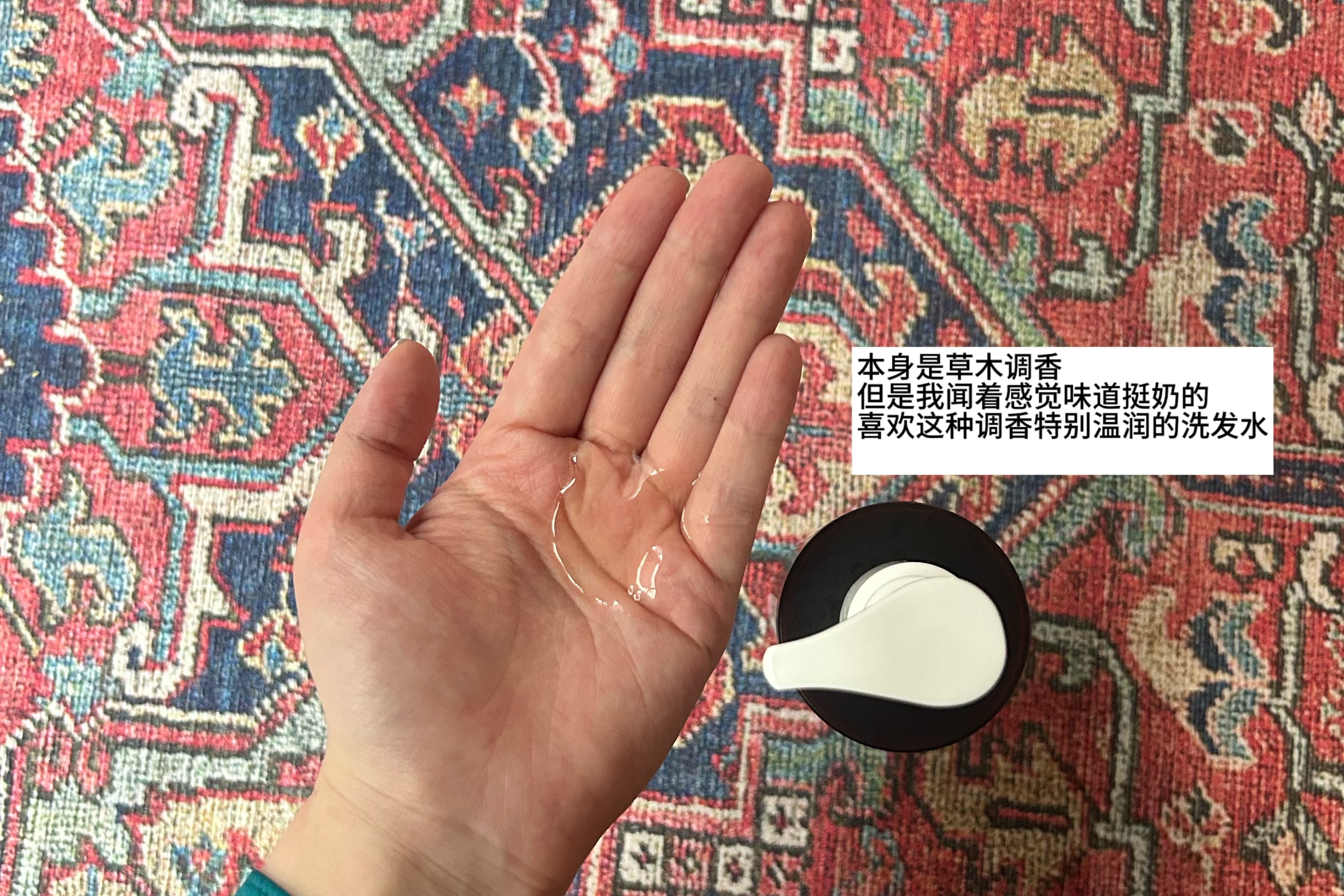这个洗发水洗的头皮滋润舒服～头发轻盈蓬松还柔韧！越用越会感受到头发状态变好，掉发