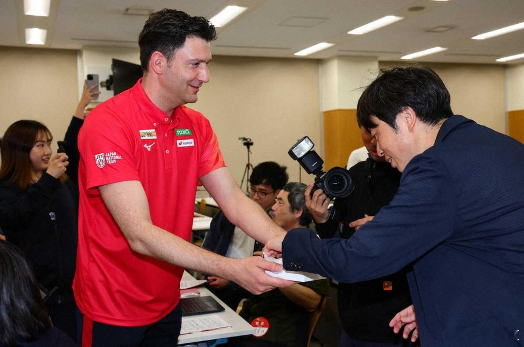 国际排坛动态日本女排根据计划，日本女排将于本月18日和21日进行红白对抗赛，随后