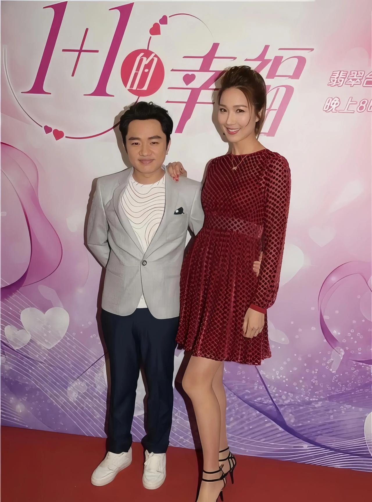 王祖蓝和妻子在一起合影。
他妻子人不但漂亮，个子还高挑，王祖蓝算是捡到宝了。