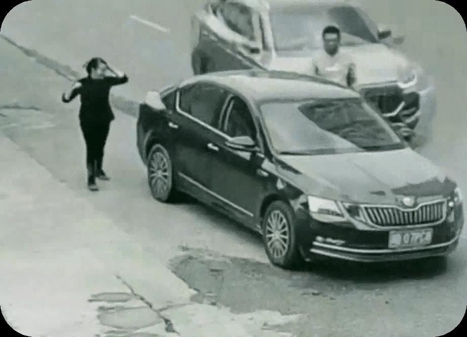 看视频，白车司机负主要责任。
         我昨天坐在公交车上也遇难到类似的