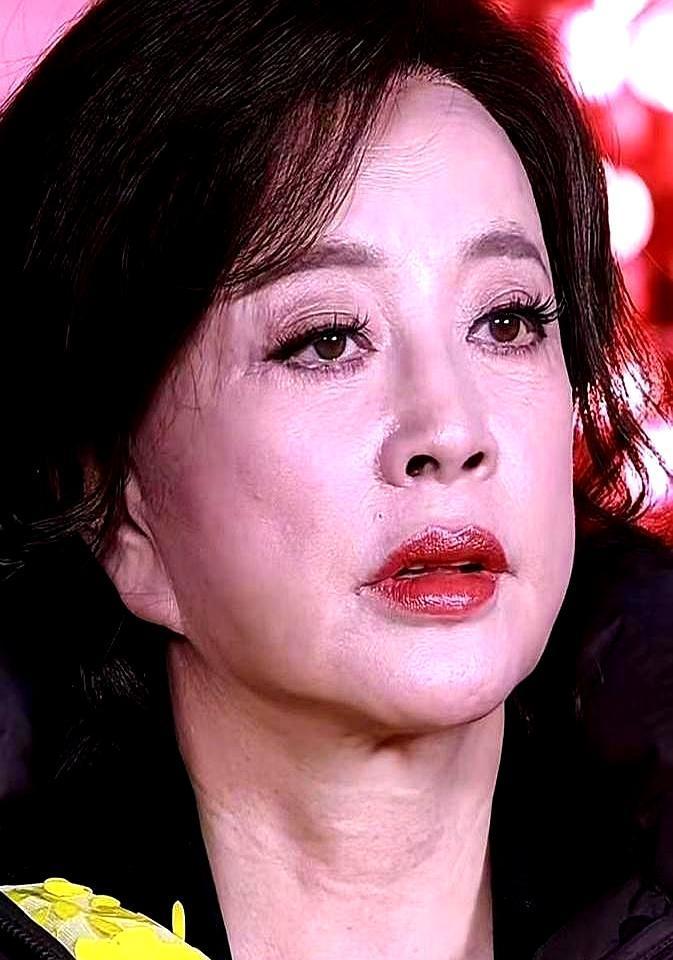 75岁刘晓庆当场把周扬青问懵了！
“你眼睛整再大，也看不清渣男。
”这金句一出，