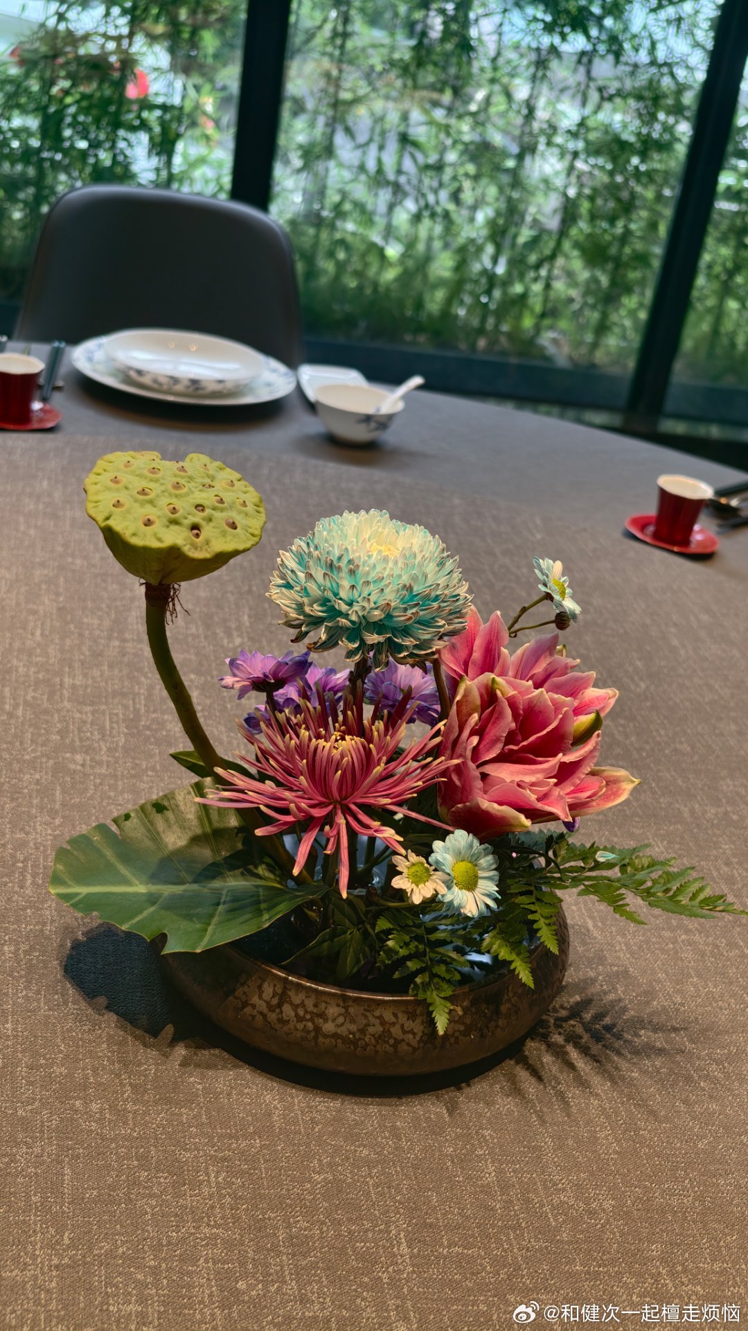 星空下的篝火噼啪作响，火星窜向夜空又熄灭，像极了我们的梦想——或许会坠落，但曾经