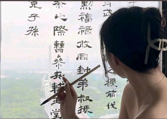 云山一径入苍茫，
雪魄梅魂两未降。
自笑枯毫题素壁，
———————
赏析：上诗