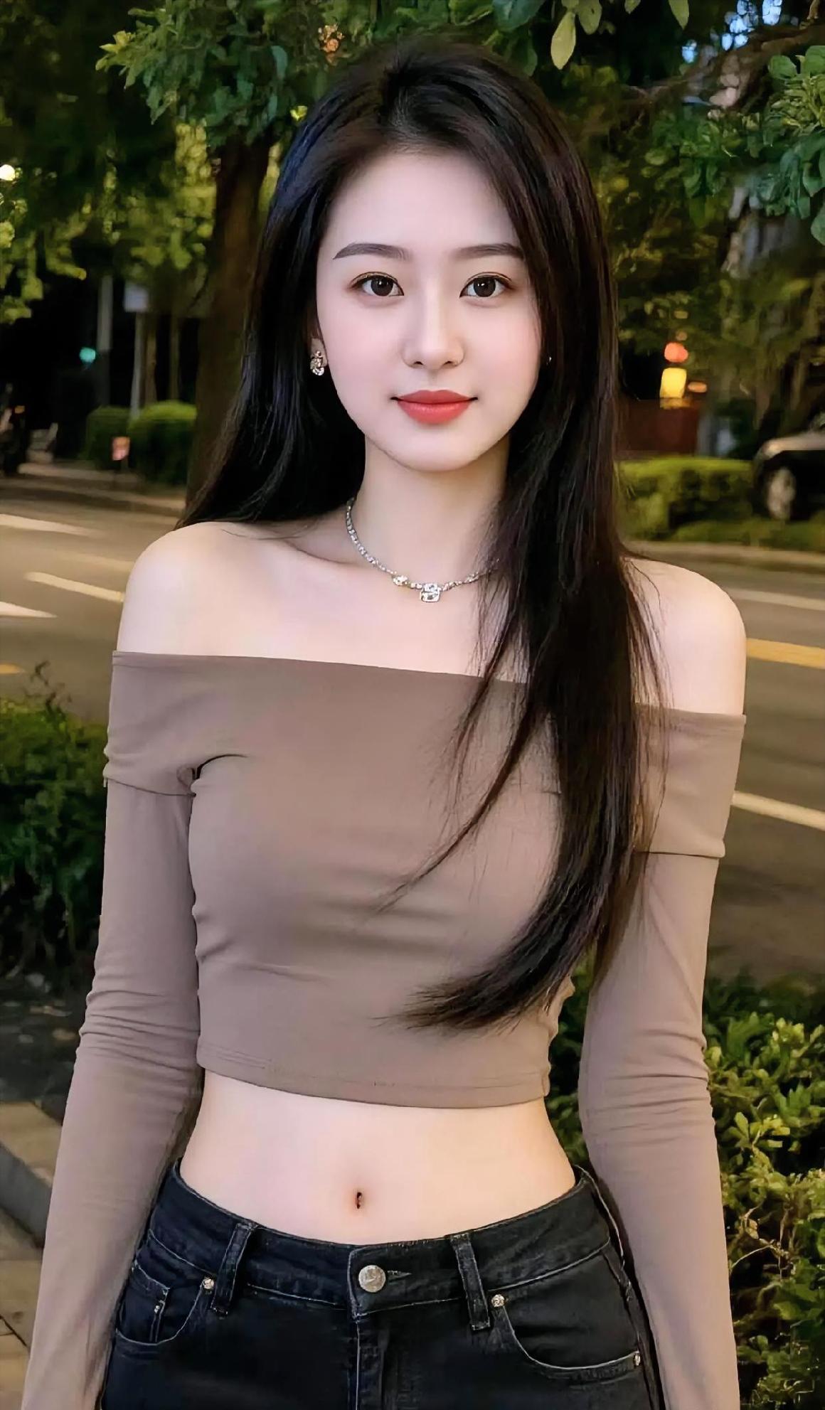 《街角暮色柔》

晚风轻绕街灯柔

你立在树影深幽

露肩衫裁半寸秋

长发漫过
