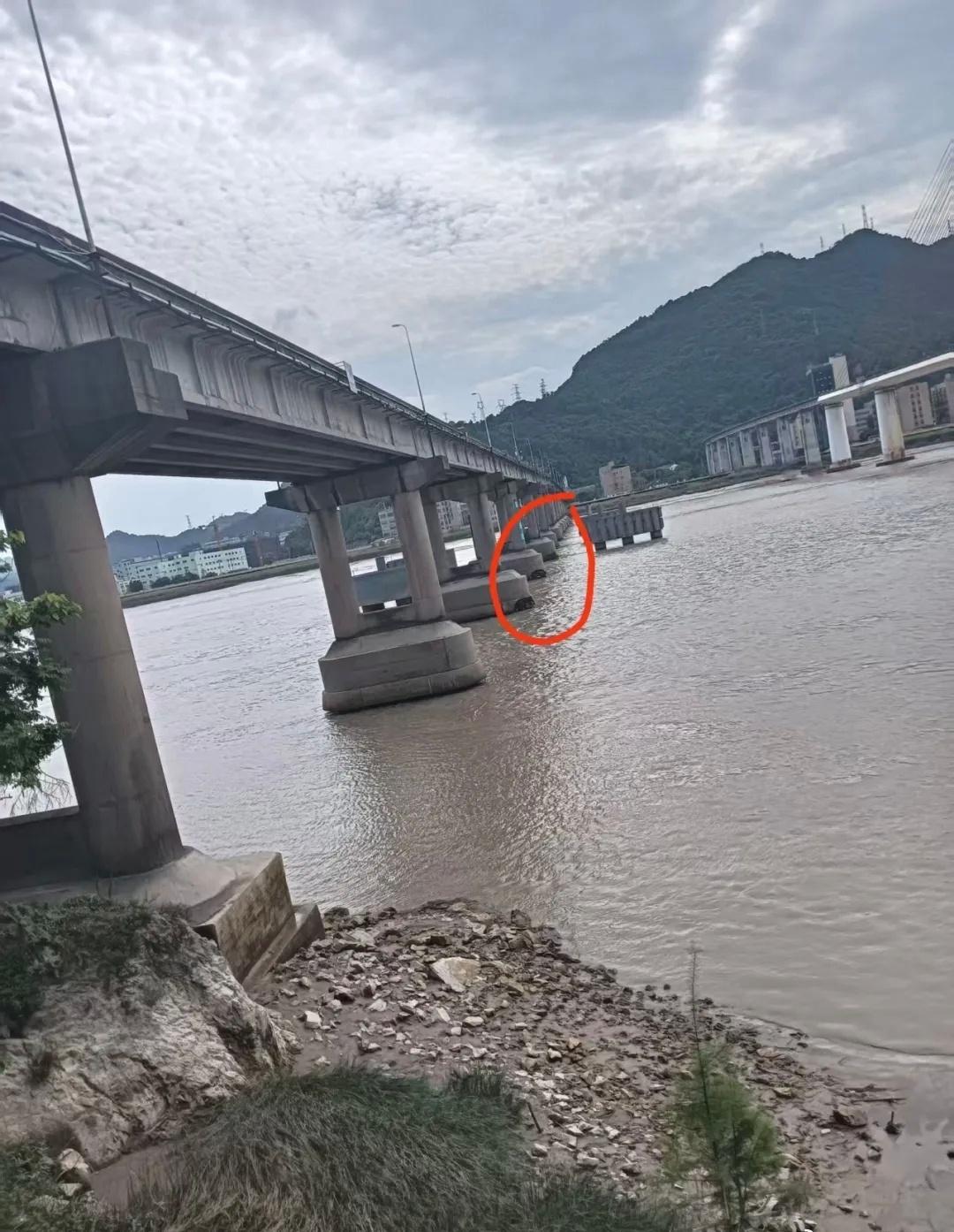 温州生活超话【温州瓯江大桥承台下方破损】温州生活 苏先生反映瓯江大桥三处桥墩混凝