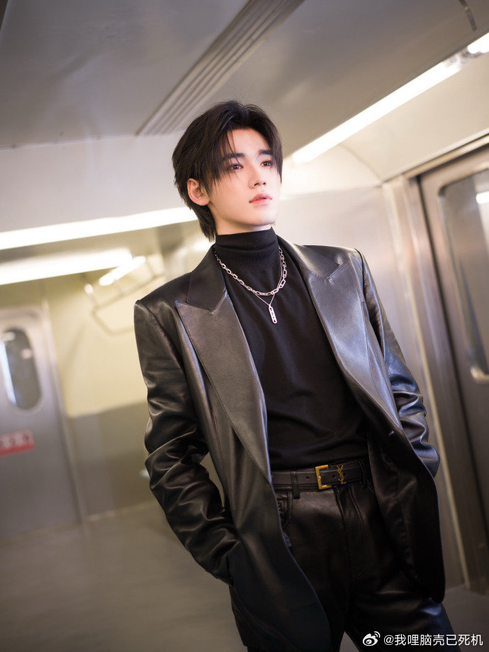 宋亚轩21岁的小宋宋亚轩高领内搭黑皮衣造型 宋亚轩21岁的小宋，宋亚轩高领内搭黑