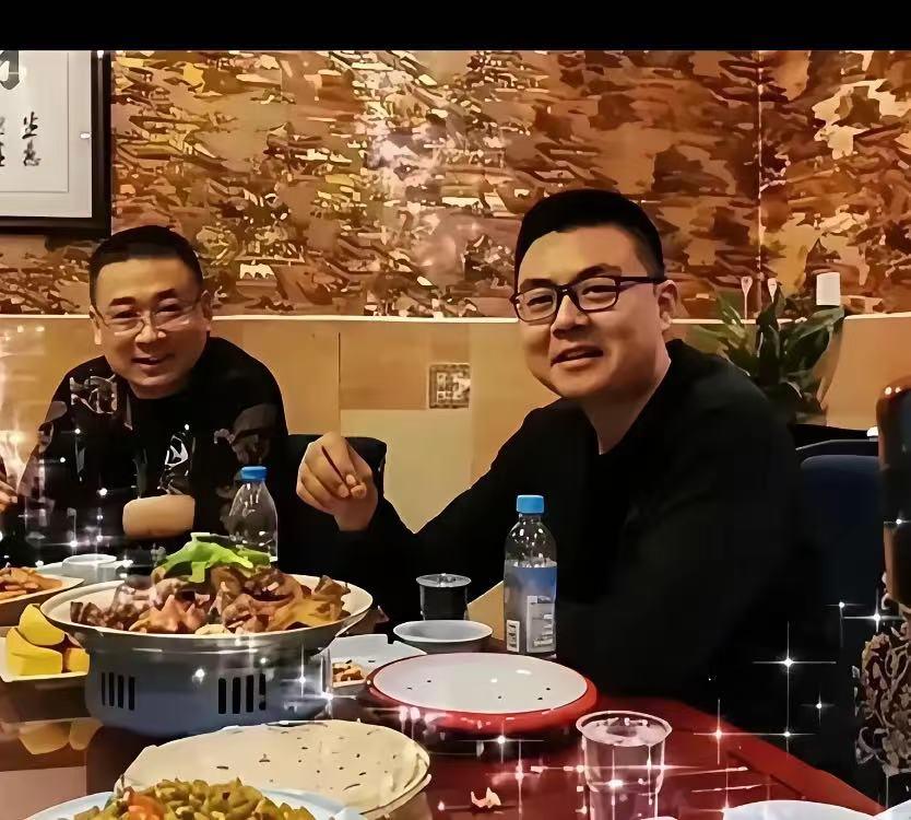 看着这张聚餐照，心里满是感慨！

若没有那场突如其来的“意外”，这两位血脉兄弟，