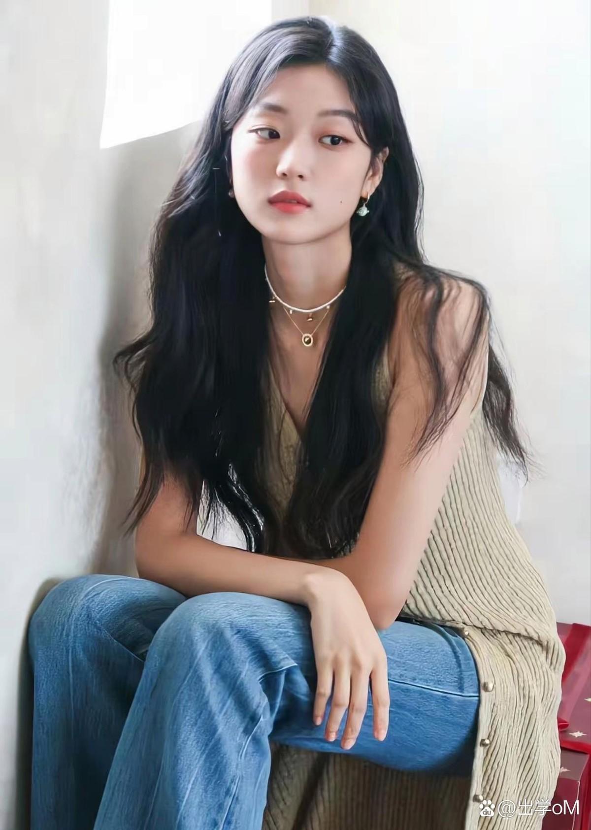 孙千28岁，主演作品列表已经比很多同龄人长出一截。
《风吹半夏》里她是高辛夷，和