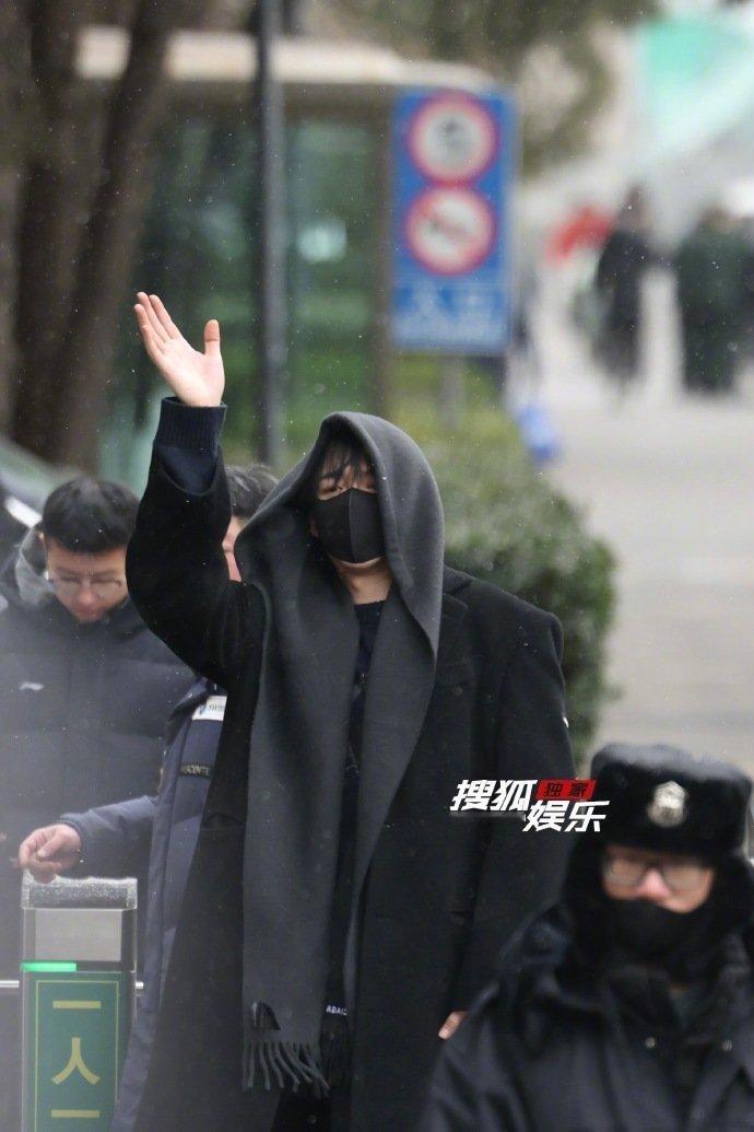 刘宇宁2026央视春晚首次联排 刘宇宁黑大衣连帽飘雪氛围感 刘宇宁2026央视春