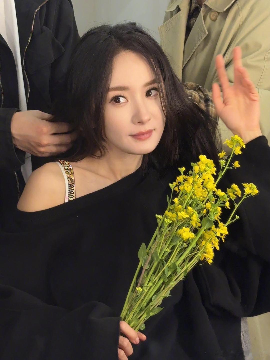杨幂 杨幂私下性格好鲜活 杨幂花絮状态太出彩，无时无刻不在展露笑容，和整个团队相