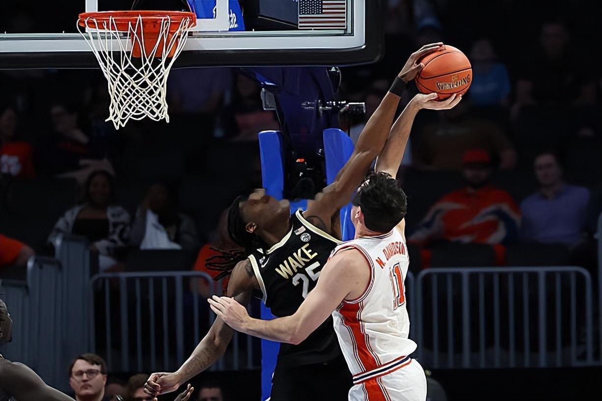 根据NBA知情人士Josh Padmore的消息，经纪人告诉他，维克森林大学的特