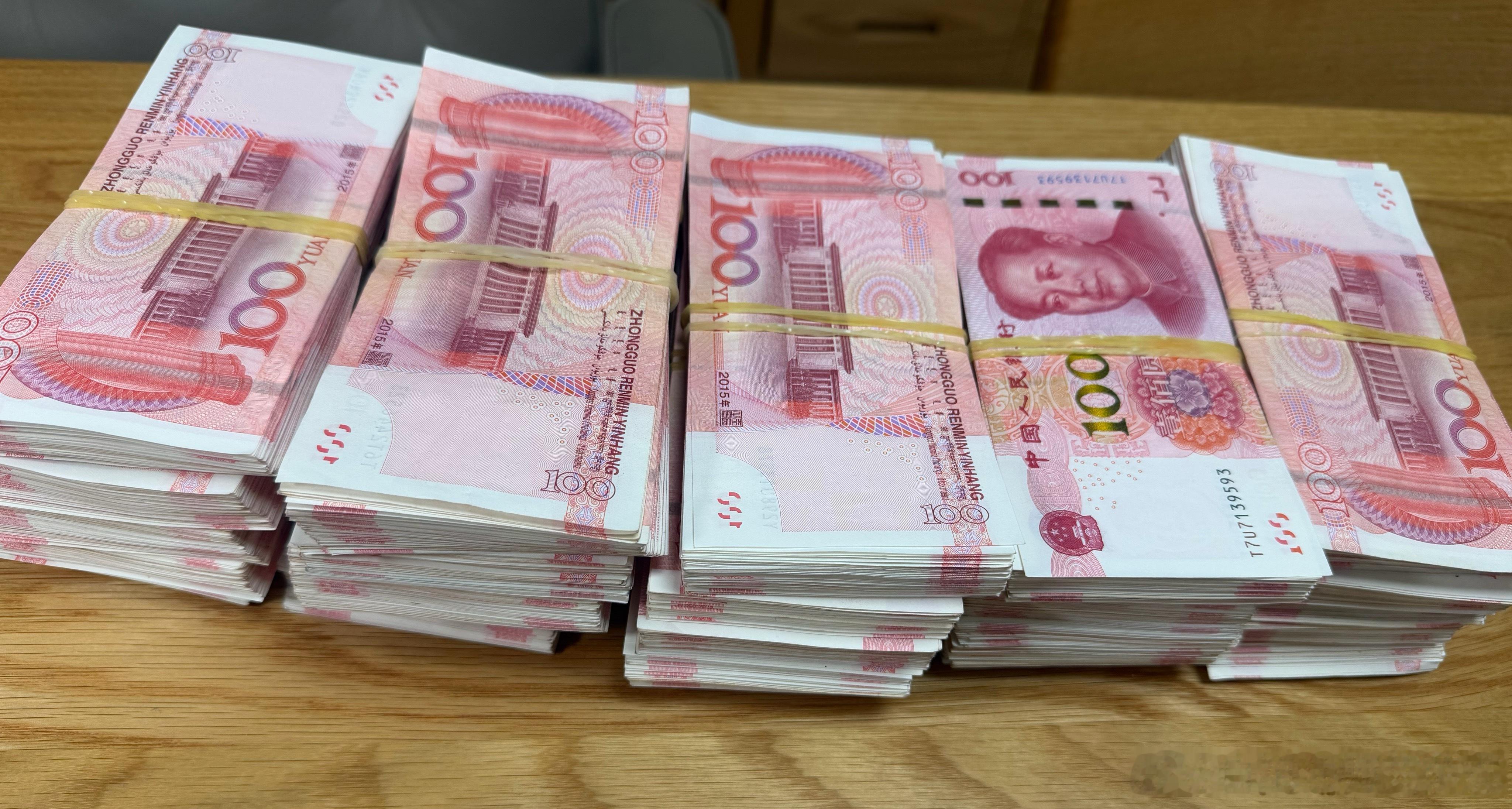 今天组织员工做秋季大扫除，结果做到一半，小秘书神神秘秘的把我叫到办公室，指着桌子