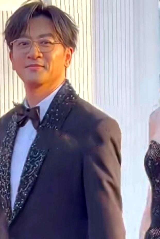 52岁苏有朋被说像小老头，他其实早就不靠脸吃饭。

品牌请他，要的是幕后导演的稳