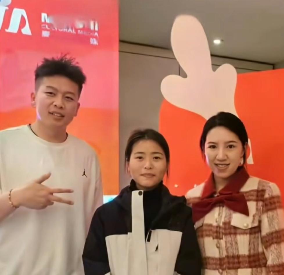 小五的直播间人数直线下降，从首播五万人在线掉到最近的三四千人，下降的很厉害，而且