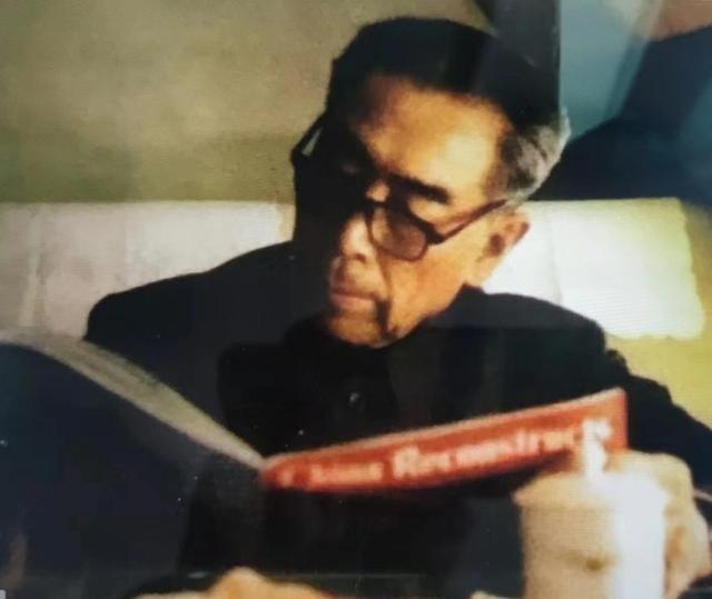 1963年周总理访问埃及，大使陈家康的夫人给周总理洗衣服时，突然脸色大变，怒气冲