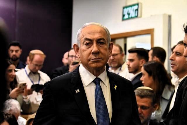 总理内塔尼亚胡遭遇双重致命打击，

   贪腐案听证会再度开庭，两大前总理联手组