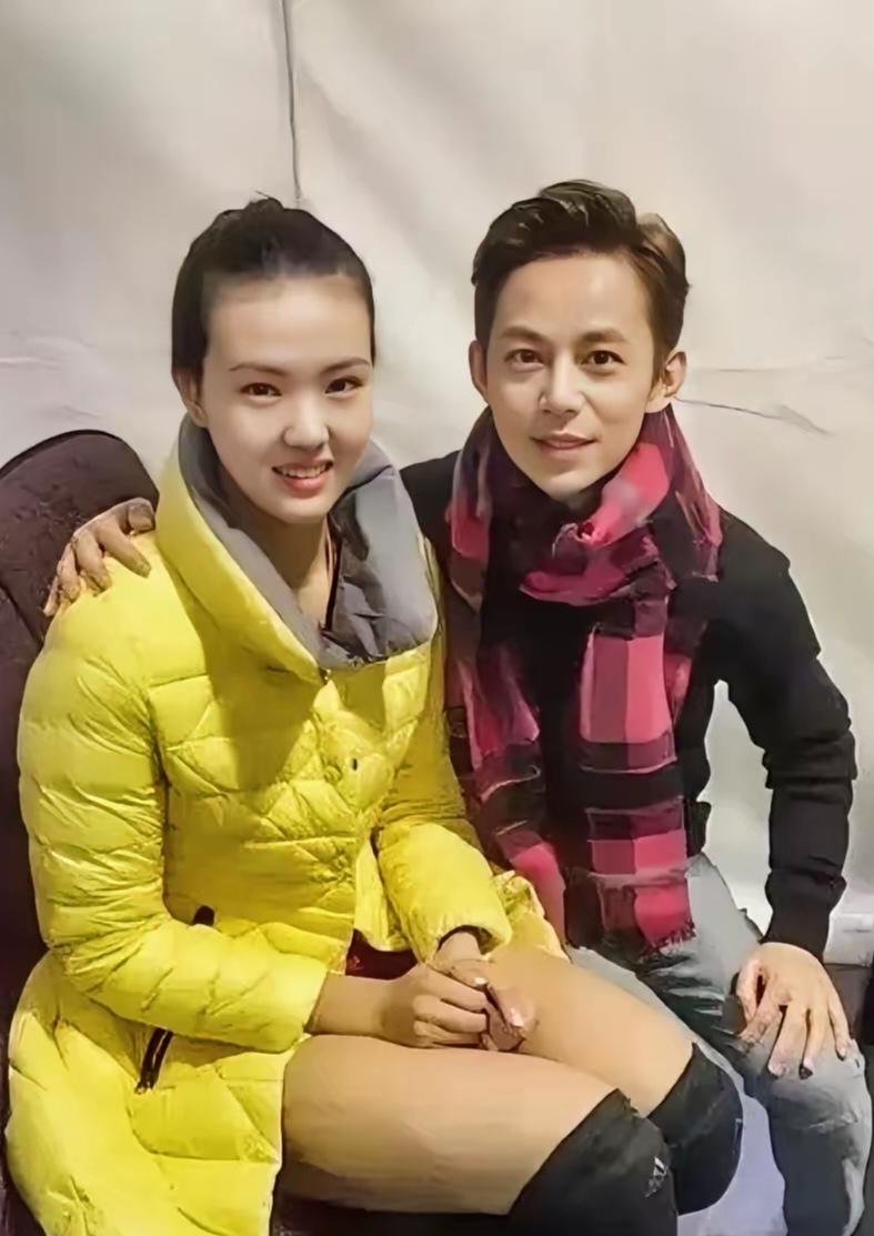 何炅选择坐在美女侧后合照大有玄机！身高167cm：195cm这反差也太大了吧！