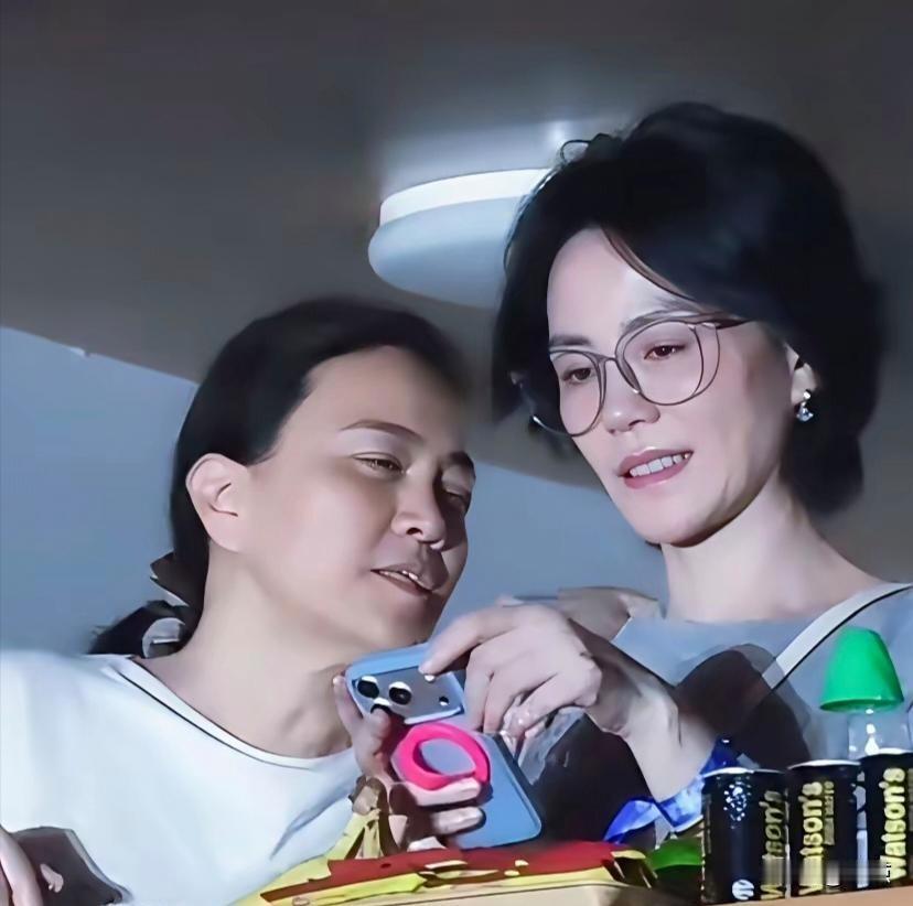 那英演唱会，王菲身旁的女士原来是她
 
那英演唱会群星云集，王菲现身看台，身边一